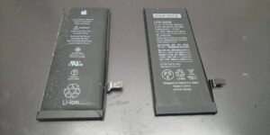 左：膨張したバッテリー　右：新しいバッテリー