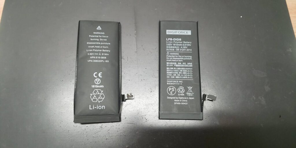左　膨張したバッテリー　右　新しいバッテリー
