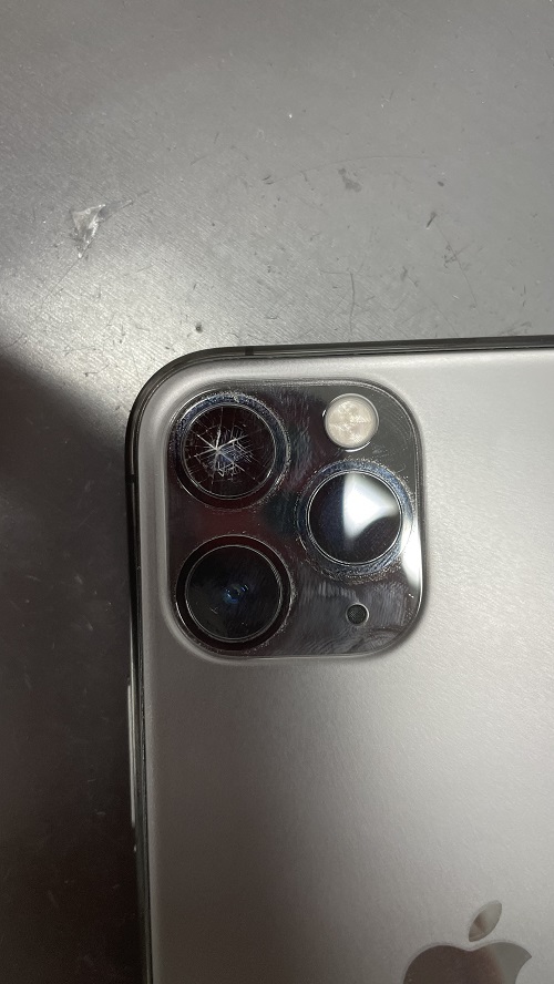iPhone11Pro　レンズ割れ