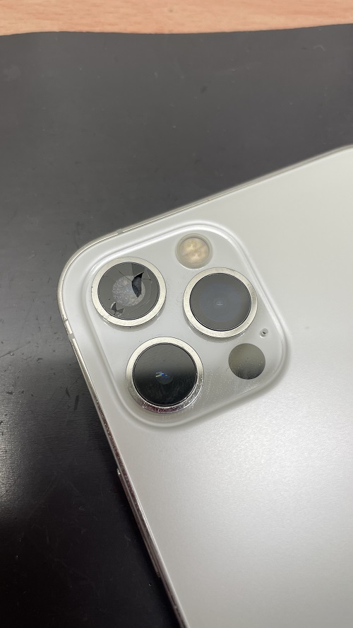 iPhone12Pro　レンズひび割れ　ぽっかり穴からホコリが侵入している
