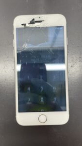 iPhone8　画面が割れて穴が空いている　液晶には液晶漏れや全体的に表示不良も発生