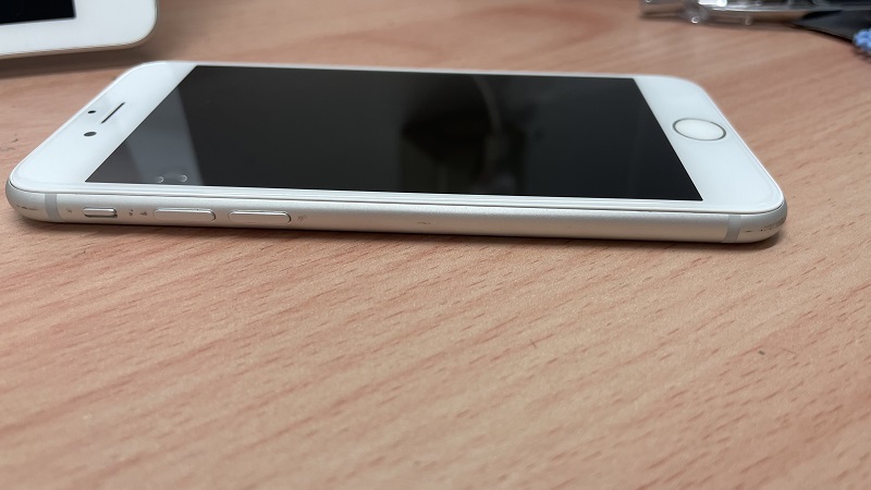 iPhone8　修理後症状改善　画面の浮きはバッテリーが原因でした。