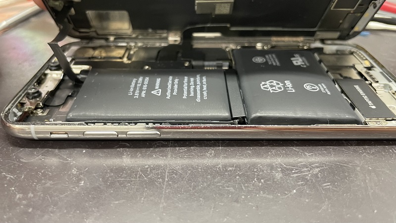 iPhoneX　内部を確認するとバッテリーが膨張していた