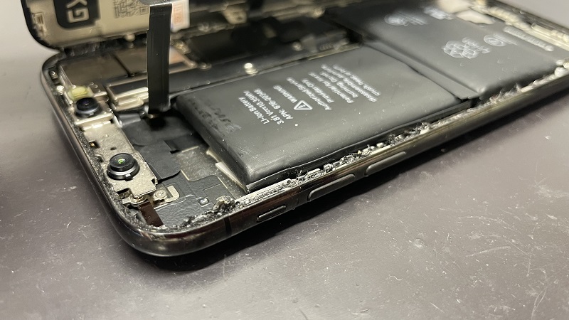 iPhoneX　内部を確認するとバッテリーが膨張