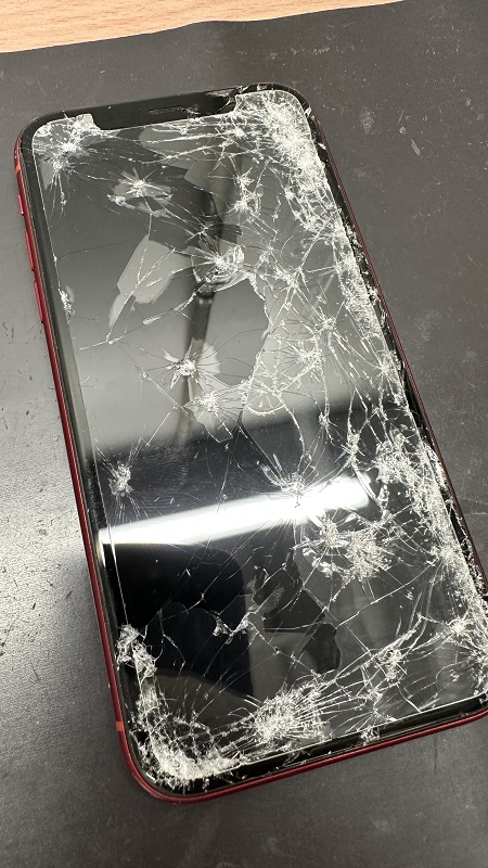 iPhoneXR　画面がバキバキに割れている　液晶が映らない