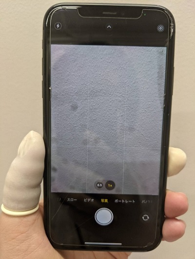 iPhone11　黒いシミがカメラに映り込んでいる