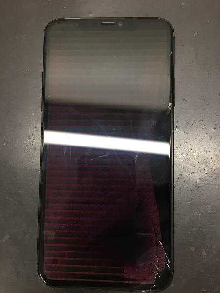 液晶漏れと表示不良が発生しているiPhone11ProMax