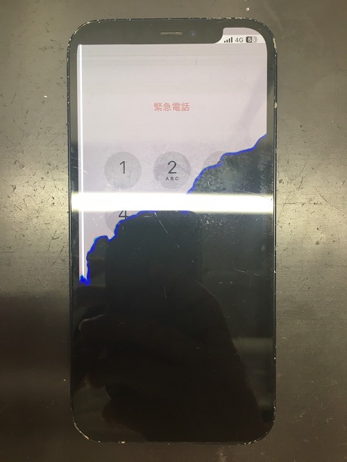 iPhone12　液晶半分に黒いシミ