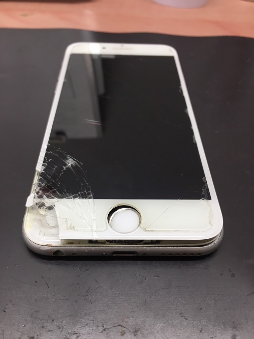 iPhone6S　ガラスが剥がれて浮いている