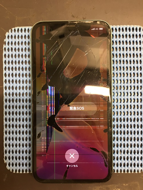 画面がヒビ割れて、液晶漏れのシミやタッチ不良が発生したiPhone11