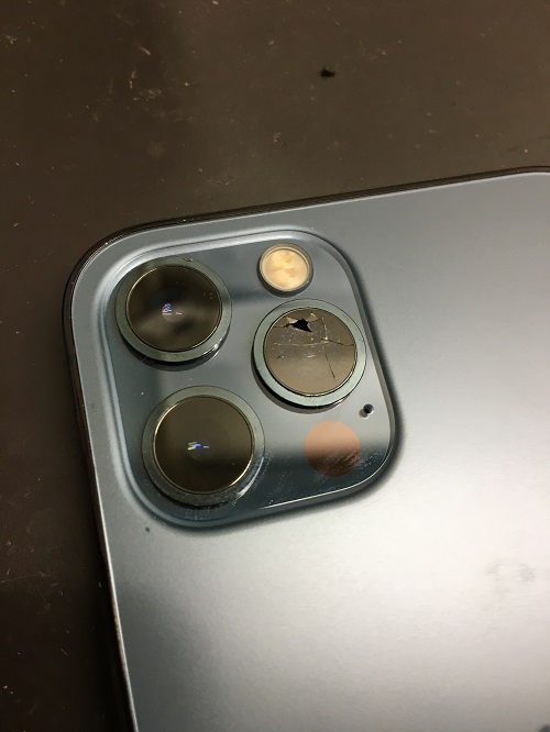 超広角カメラのレンズが割れてヒビが入ってしまったiPhone12Proのカメラ