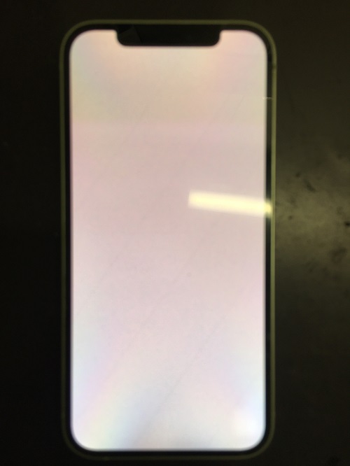 電源が入っているのに画面に何も表示されず真っ白なiPhone12