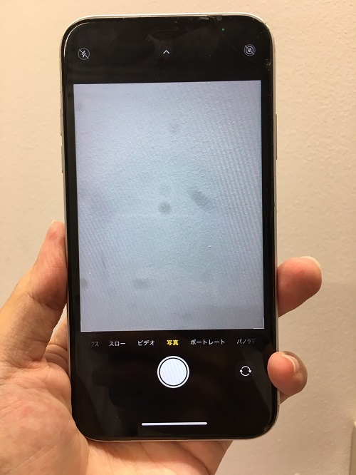 iPhoneXR　カメラ映像内に黒い斑点が大量に