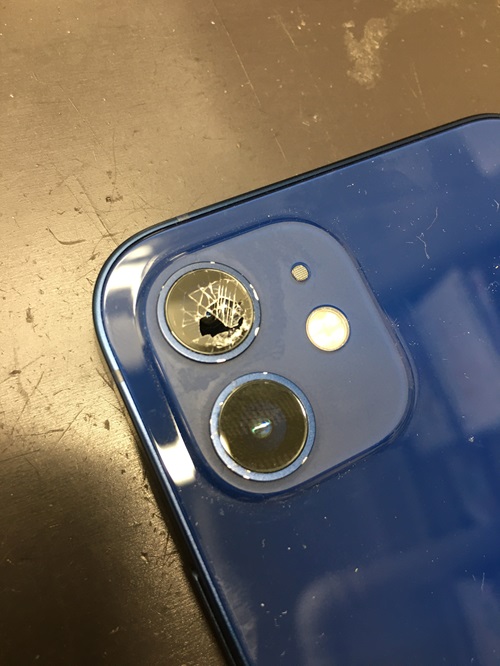 割れてしまってヒビ割れと大きな穴が開いたiPhone12の超広角レンズ